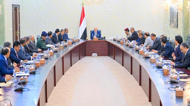 رئيس مجلس القيادة يرأس جانبا من اجتماع مجلس الوزراء